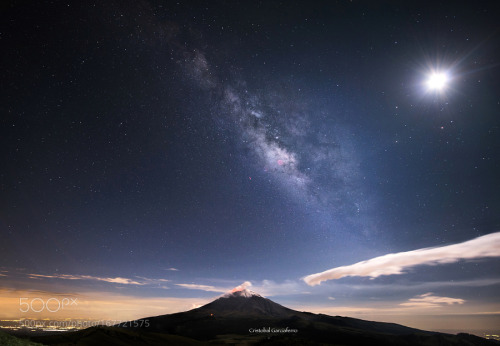 Milky way over the Popocatepetl with moon by CristobalGarciaferroRubio