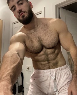 elnerdo19:Sexy Sam Vass and that furry chest of his! 🐻 🐺 💪🏼 🥩 ❤️😍🥰😈