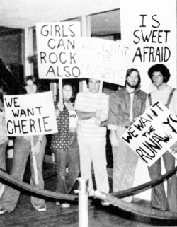 rocknrollicons-deactivated20151:  Runaways fans, 1976. The ‘Is Sweet Afraid?’ sign refers to the band Sweet refusing to play on the same bill as The Runaways. 