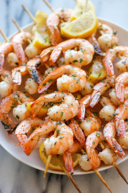 magicalfoodtime:  (via Lemon Garlic Shrimp Kabobs - Damn Delicious) 