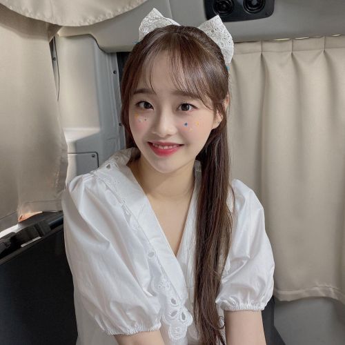 kmusifs: Instagram ~  loonatheworld : [#츄 / #Chuu] 오빛 뭐 해요 오늘도 좋은 하루를 지켜츄What are you