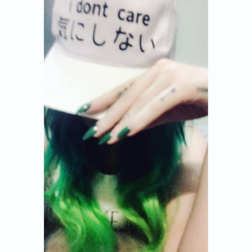 Wish this wasn’t blurry and I had friends but I don’t care…🦄🦄💚  #greenhair #idontcare #baseballcap #tattoos #handtattoo #jadeisthenewblack #opi