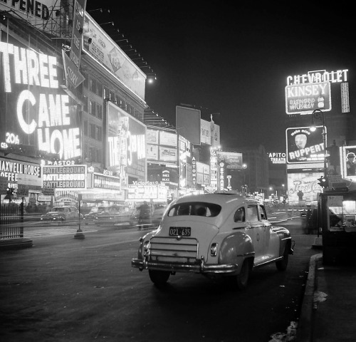 Times Square, Broadway between 45th and 47th, New York City / photos from the 1950′s.