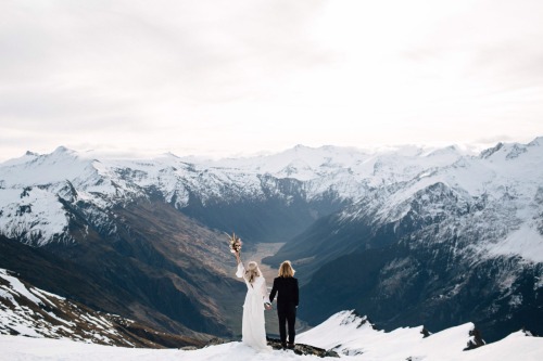 foxfoxwolf: Now THAT’S a wedding photo.