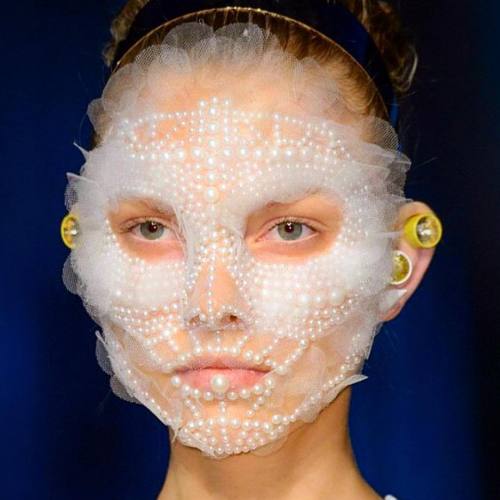 How gorgeous is the beauty look from the @givenchyofficial SS16 show? Would this make a great Hallow