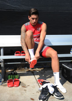 maleathletessocks:  Football. Hector Bellerin.