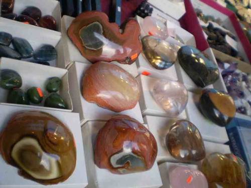 Products made of polished minerals and stones offered for sale during Lwóweckie Lato Agatowe (Lwowek