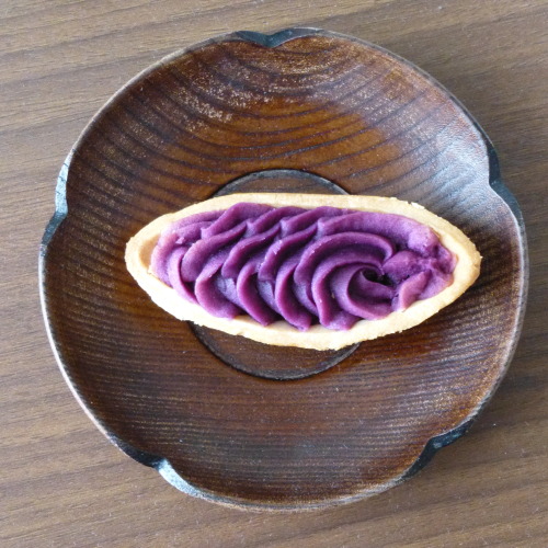 Petit gâteau, spécialité d'Okinawa ! Fait à base de patate douce, la couleur est magnifique et intri