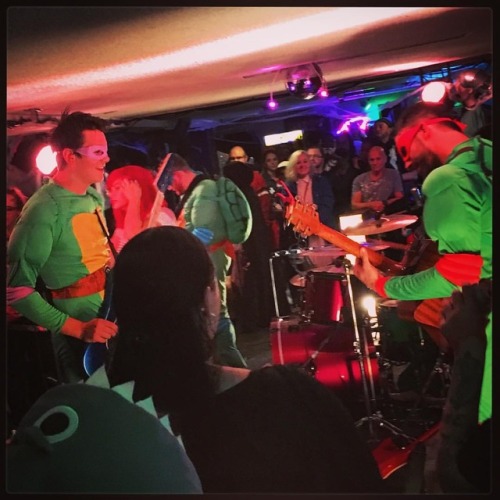 Super wicked times with the @teenagemutantninjaturtles_com at last night’s #soldout show - great to 