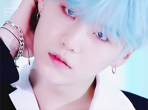 How Can Someone Be This Pretty...