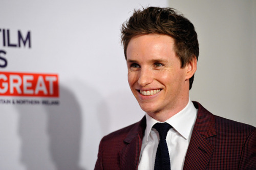 eddie-redmayne-italian-blog:Eddie Redmayne with Tom Hooper, James Corden and Alicia Vikander at The 