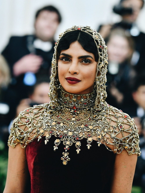 asapbroccoli: Met Gala 2018: Best Headdresses Lana Del Rey, Rihanna, Priyanka Chopra and Cardi 