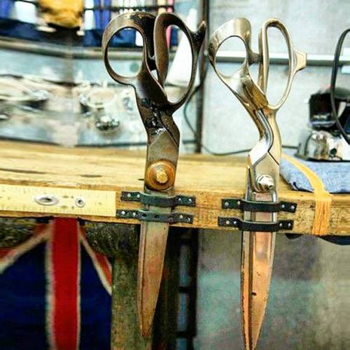 @qooqer@Regrann from @qooqer - ✂✂✂ estas tijeras han cortado mucha tela… Pero aún les queda