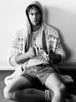 celebritysockpics:Chris Hemsworth