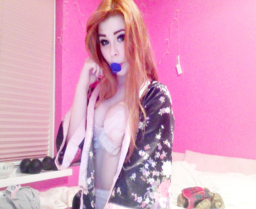 lewdl0lita:  I’m in a dumb mood so i’m off to go eat ring pops and cry ;c heh