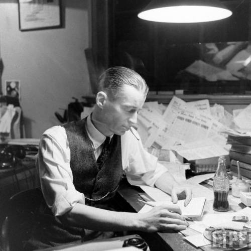 Journalist hard at work(George Strock. 1941)