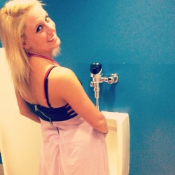 urinalchicks:  urinal hottie