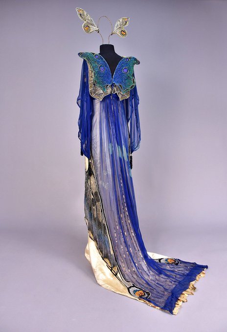 leforetenchante:A glimmering butterfly dress & matching headdress made by Worth in 1912. Ivory s