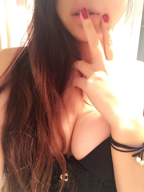 onenightinbj: empressgoldpeach:Do u like my lips? 我的露出奴