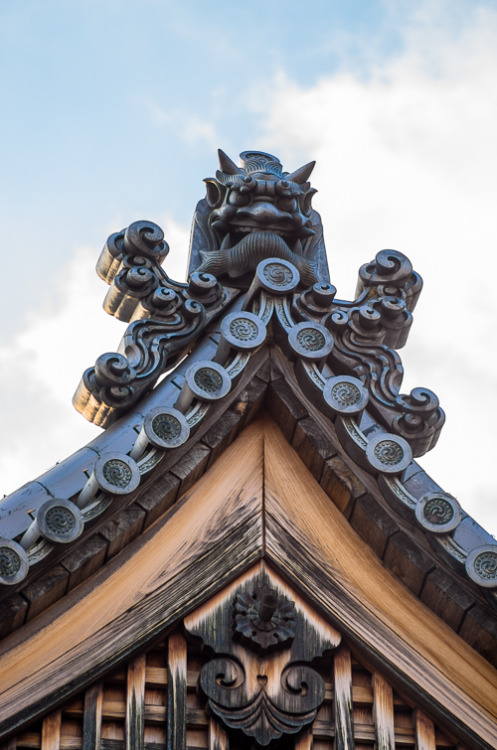 thekimonogallery:Temple roof details, Japan