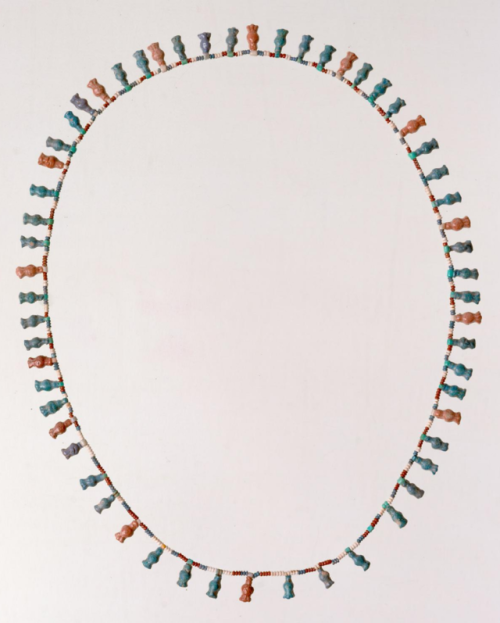 Egyptian necklace, 18th Dynasty, 1372-1355 BCFaïence with red, light blue, and white glazesKunsthist