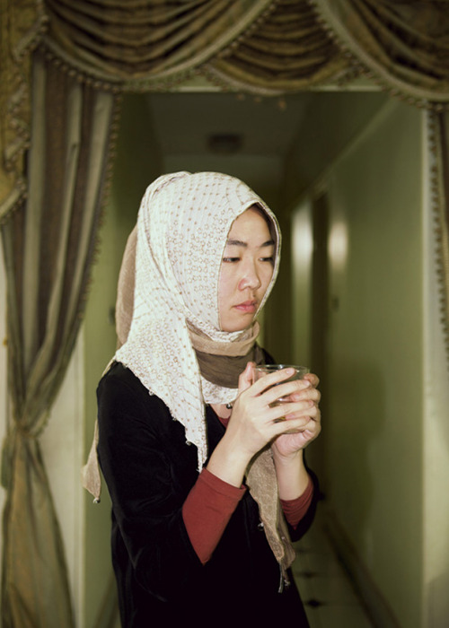 bobbycaputo:Thought-Provoking Photos Reveal the Complexities of Life As a Chinese Muslim WomanFor Mu