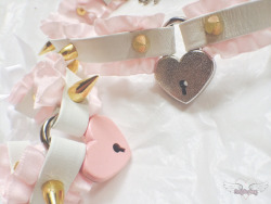 bombisbomb:  Heart Lock Choker Set  Use