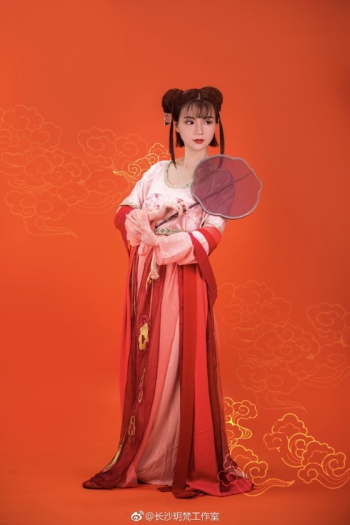 dressesofchina:This cute u-shaped collar dress reminiscent of Jim-wei periods. Yes it’s a ketc