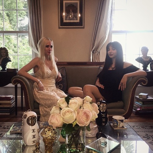 Being so proper with @havengallery #studiovisit #twooldladies