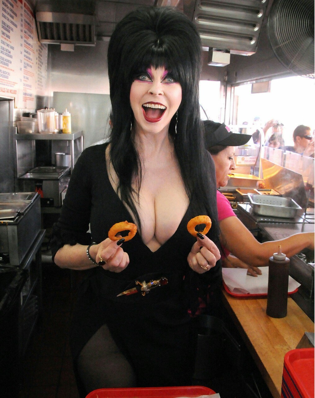 slbtumblng:  keeper-of-the-purple-twilight:  Elvira  Want some Unpleasent Onion Rings?