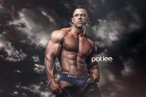 desbeauxmales:  Waouw Aaron je te kiffe 