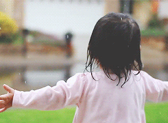 tatymaslany:Kayden’s first time experiencing rain (x)