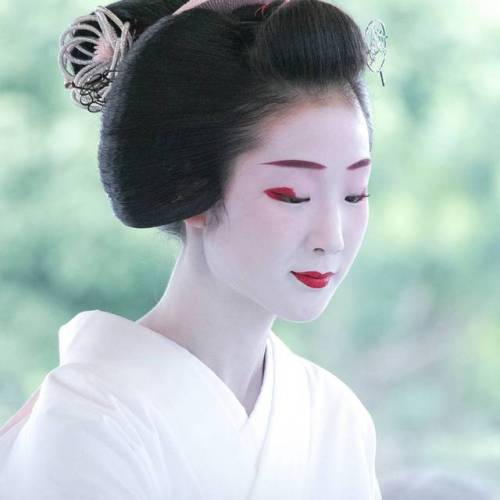 Gion Matsuri 2017: maiko Toshiemi dancing at the Yasaka Shrine by  teafortwo0603 on InstagramNew blo