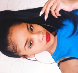 This women is beautiful she looks like a baby Rihanna