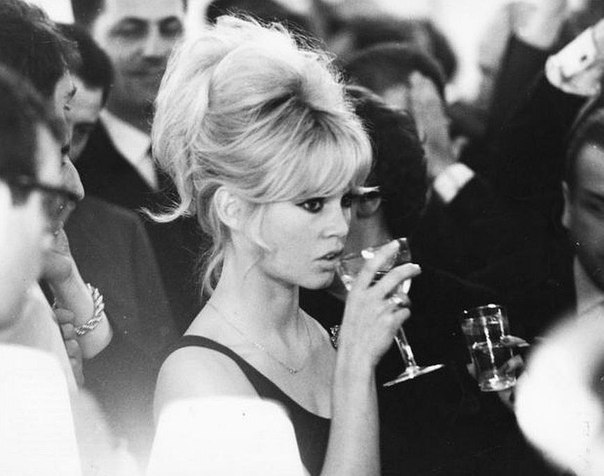 CLASSYHOLIC