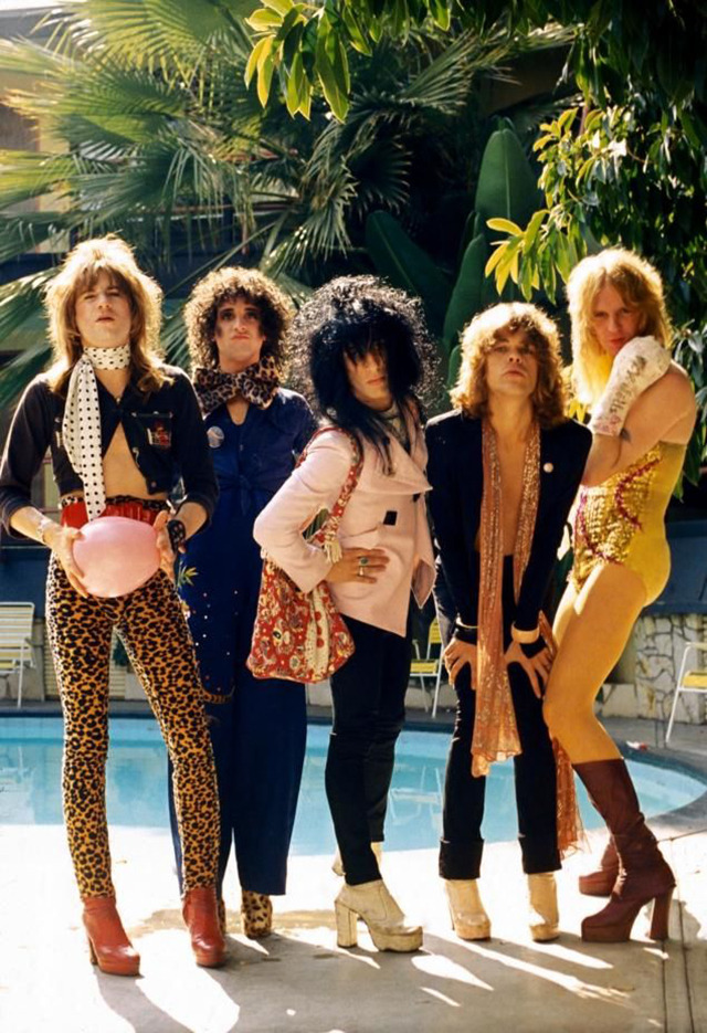 zombiesenelghetto:  New York Dolls at the Tropicana Hotel, photo by Bob Gruen, Los