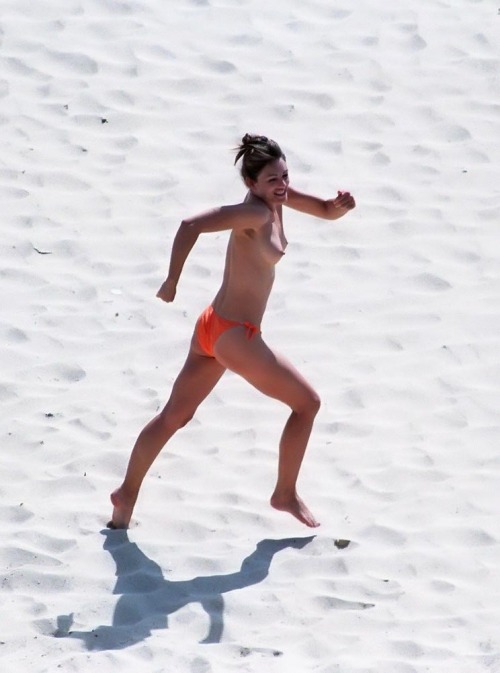 toplessbeachcelebs:  Elizabeth Hurley (Actress) topless in St. Bart’s, The Caribbean (June 2000)