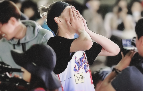 fan-qins:  ⓒ Kris being /)__(\  He has yaoi hands.