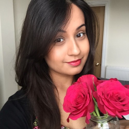 When your lipstick matches the roses #flowers #roses #lipstick #lips #shamelessselfie #selfie #pink 