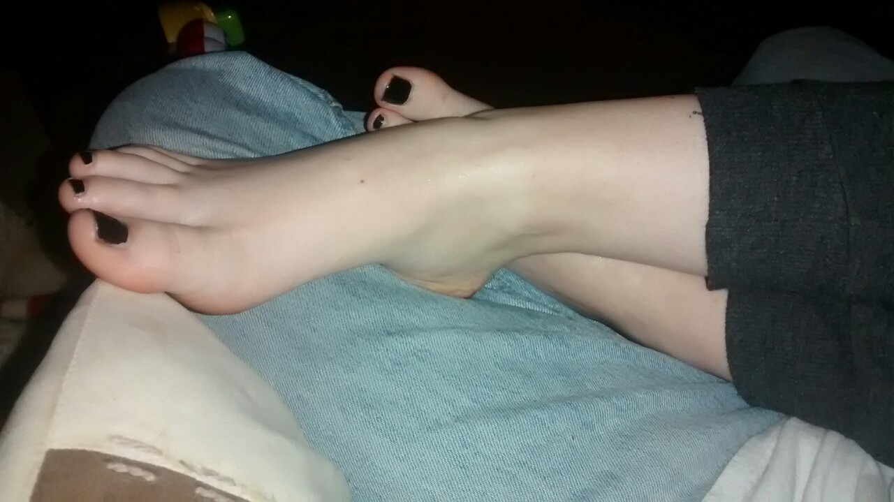 feetofash:  I’ve been sat playing with and massaging Ash’s feet for hours, what