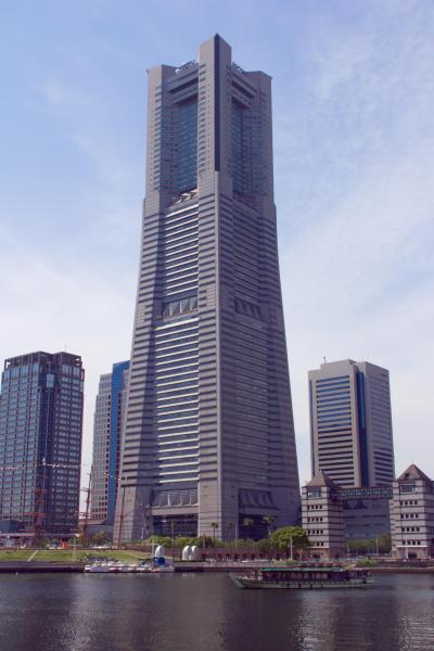 Building:Landmark Tower
Architect:Hugh Stubbins and Associates.
Roof:296.3m
Date:1993
City:Yokohama
Location:Minatomirai...