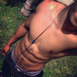 darrellsom:  Outside on this hot day gettin it crackin !