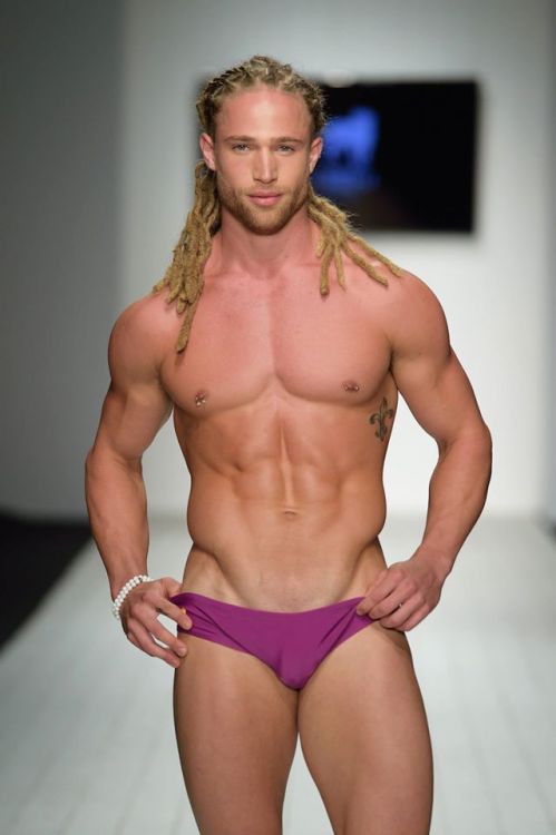 muscleuniverse:  The beautiful and sexy model Alexander Masson 