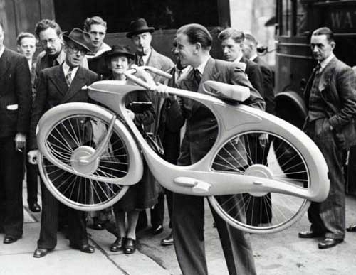 1 Benjamin Bowden’s futuristic and streamlined bicycle design was first introduced at the 1946 exhib