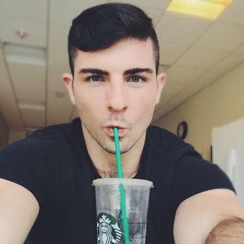 sex-lies-and-bowties:  White gurrrl celfié #me #starbeezy #meow instagram.com/andrewhell3691