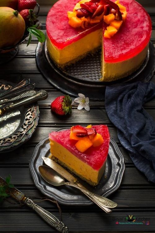 ofcloudsandstars:No Bake Eggless Mango Cheesecake with strawberry jello recipe