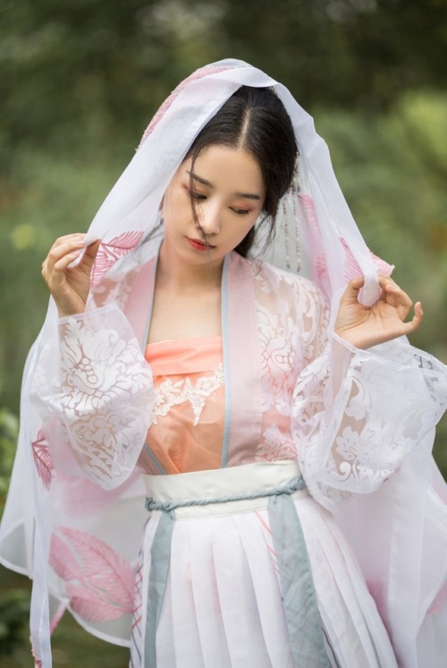 “江南烟雨雾青色。” Traditional Chinese Hanfu photography via 夏弃疾_. Hanfu from 彩云间 and 云舒院. She is wearing pa