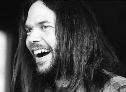 soundsof71:  Smilin’ Neil, looking very young. Photo by Henry Diltz, 1971. (Fantastic new scan via Morrison Hotel Gallery.)
