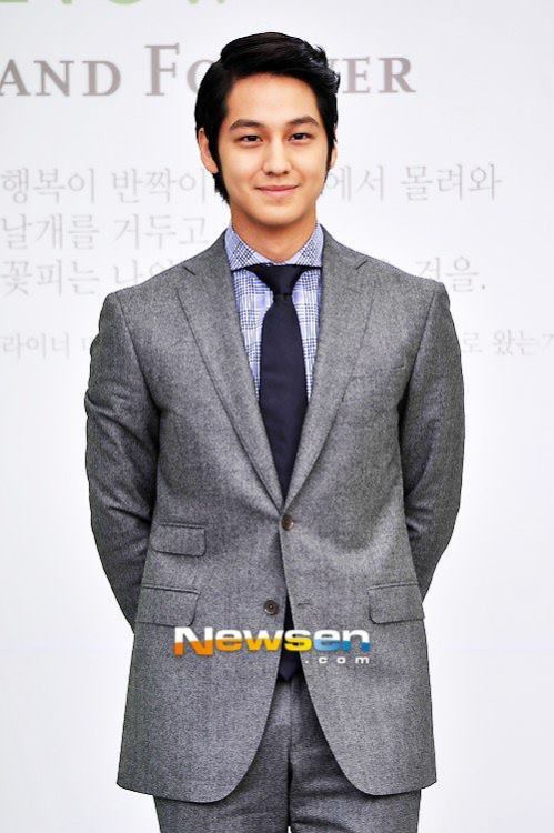 Kim Bum at the wedding of Lee Min Jung and Lee Byung-hunCredits as tagged | Source GoFJY at facebook