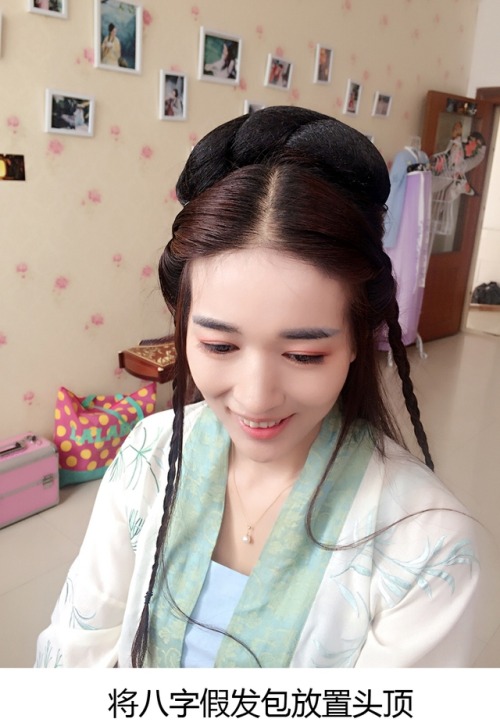 ziseviolet: Hairstyle tutorial for traditional Chinese Hanfu, Part 2/? This elegant updo uses one hair piece and several hair accessories to create a classic look that goes with any outfit. (Source) 